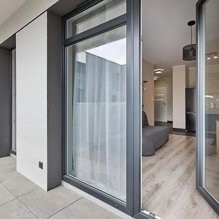 Airport Homely By Bookinghost דירה פוזנן