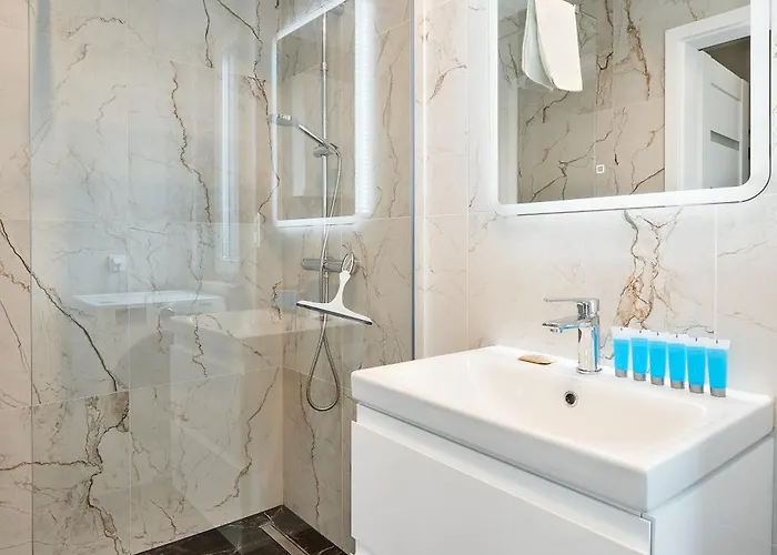 Airport Homely By Bookinghost *