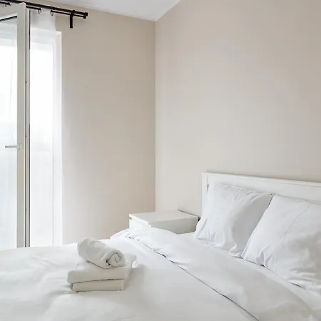 Airport Homely By Bookinghost 아파트